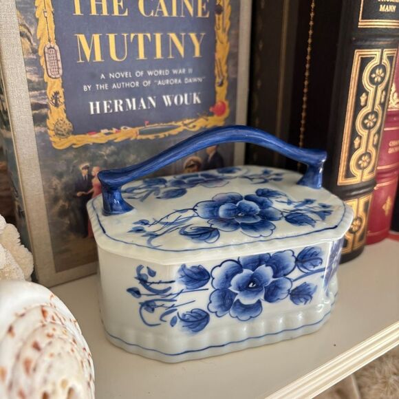 Blue and White Trinket Box w/ Handle - Picture 2 of 7